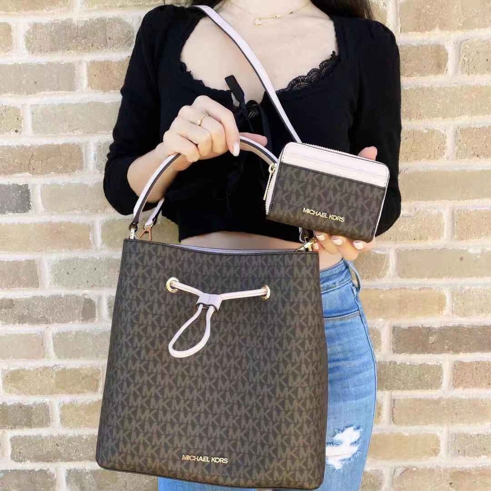 BUNDLE💕NWT Michael Kors Bucket Tote & Wallet SET